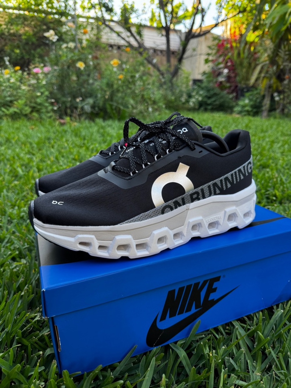 Cloudmonster running shoes - black/white
(M 10 / W 11.5)
